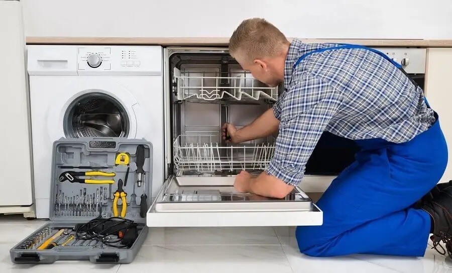 Çayırova Protherm servisi teknisyen ekibi beyaz eşya tamiri yaparken